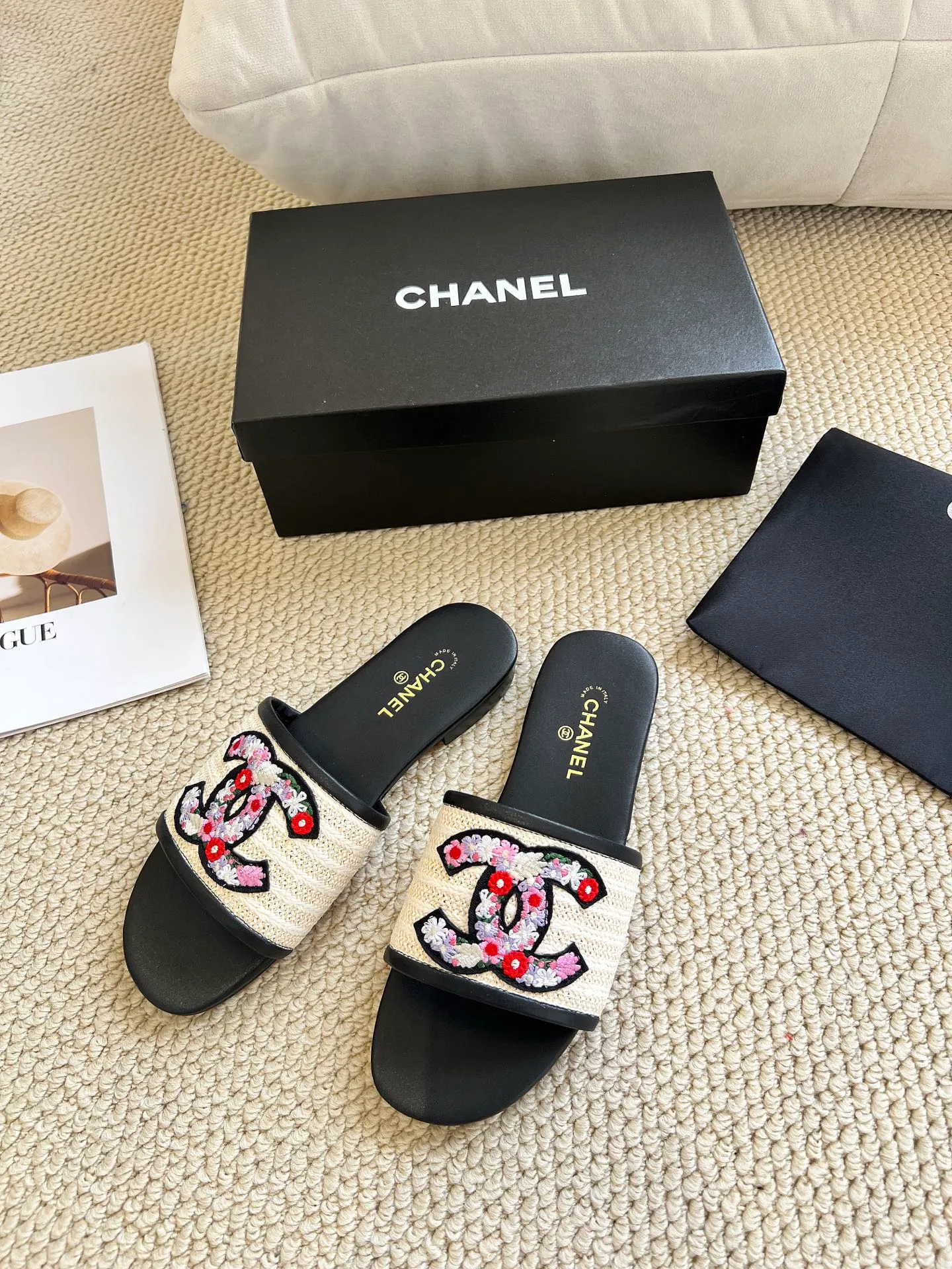 👟👟Ex-factory price 340👟👟 Genuine leather sole +30 CHANEL, the upper uses three-dimensional electric embroidery technology, the upper foot is comfortable, soft and breathable, must-have size 35-43 every day, leather sole +30